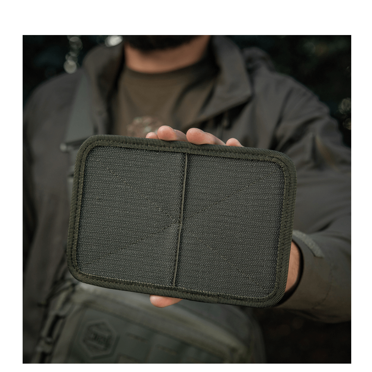 M-Tac Hook & Loop Low Profile Admin Panel i brug udendørs, vist i en taske eller rygsæk med Velcro, modular organizer system, dansk kontekst.
