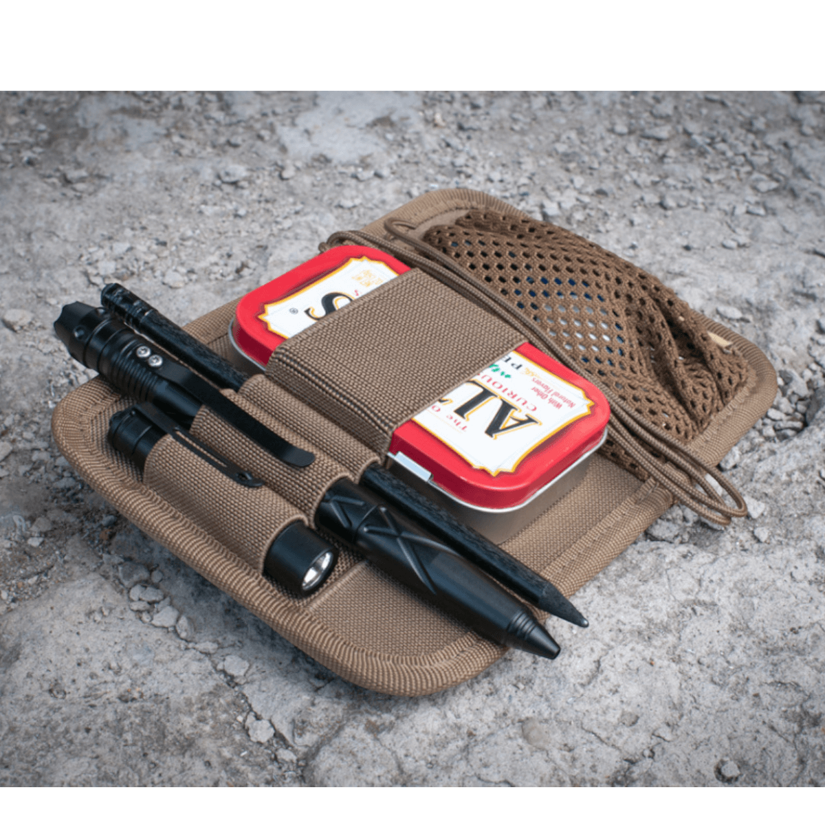 M-Tac Hook & Loop Low Profile Admin Panel med taktisk pen, lommelygte og gadgets til modulær opbevaring i en taske.