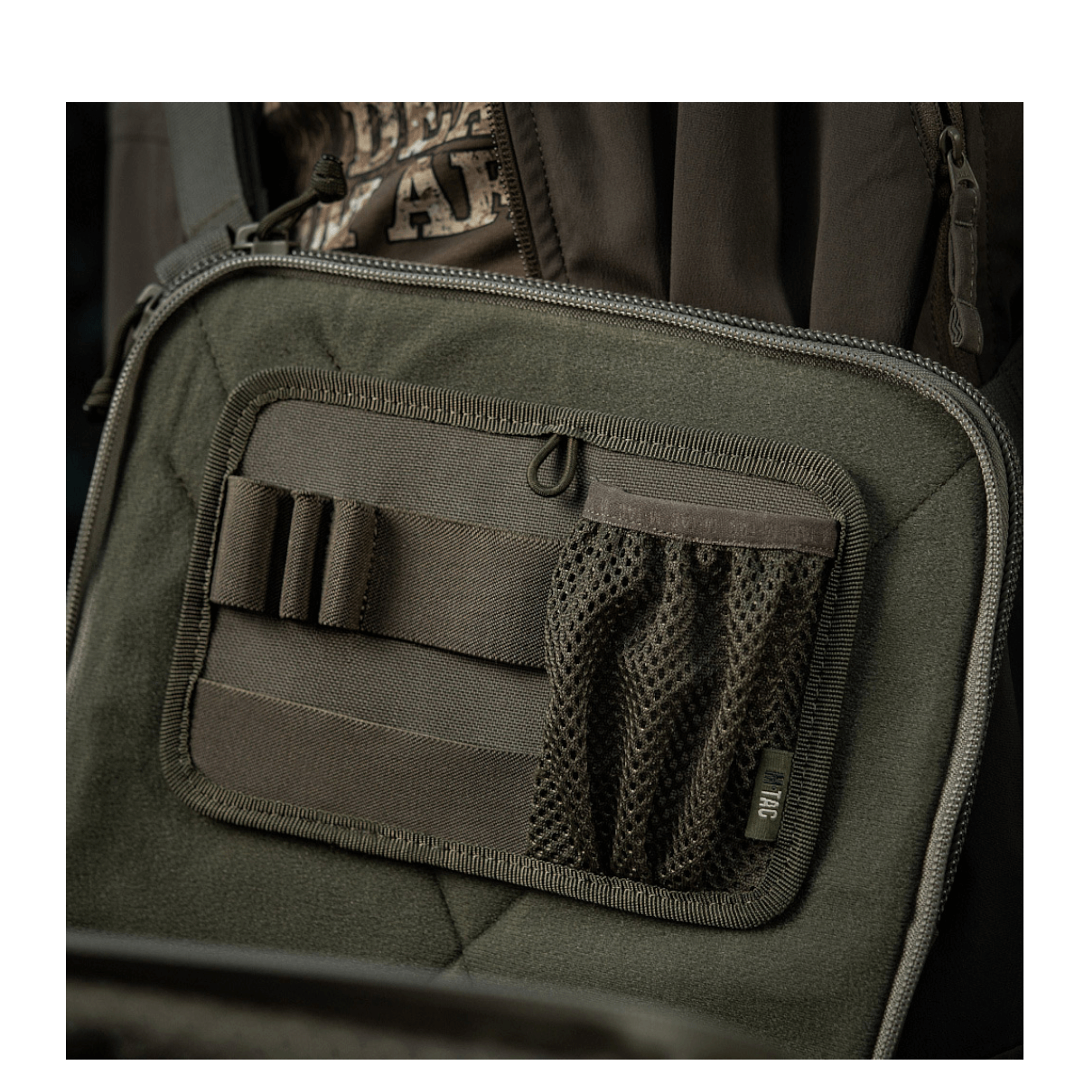 M-Tac Hook & Loop Low Profile Admin Panel monteret i rygsæk til optimal organisering af daglige nødvendigheder.