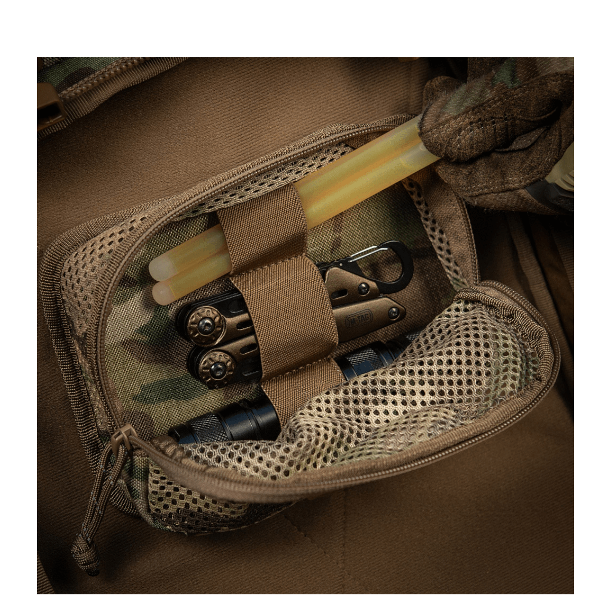 M-Tac Hook & Loop Utility Panel med lynlåslomme til småting i en taske. Praktisk og funktionelt design til organisering.