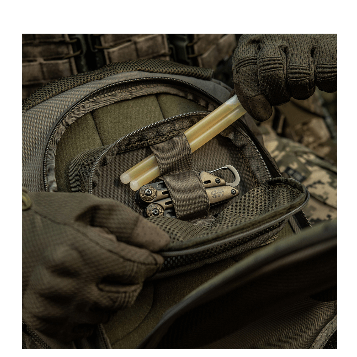 M-Tac Hook & Loop Utility Panel i brug, med praktisk meshlomme til småting i en rygsæk. Ideel til praktisk organisering af udstyr.