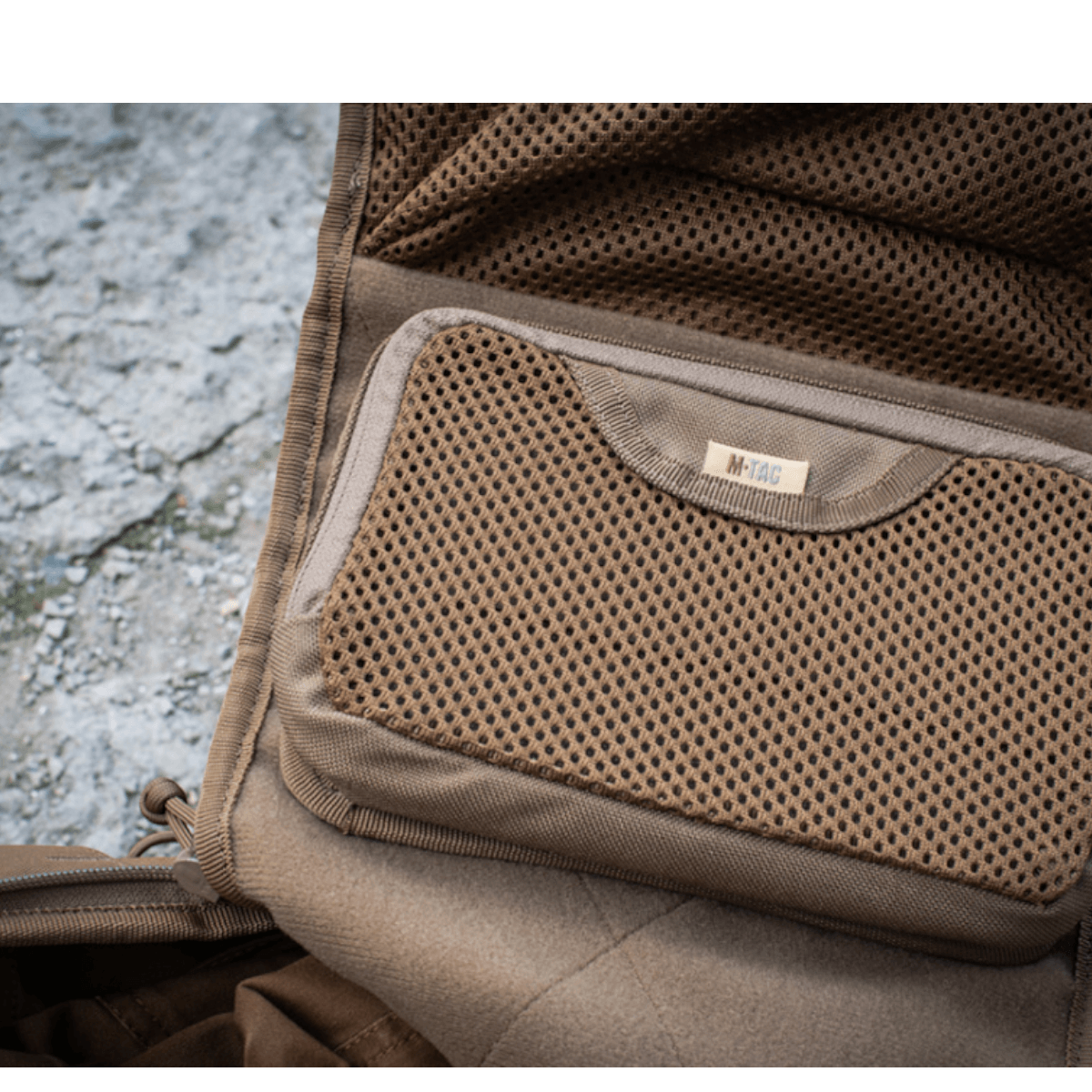 M-Tac Hook & Loop Utility Panel på modulært panel med lynlåslomme og mesh-design, ideel til organisering af tasker eller rygsække.