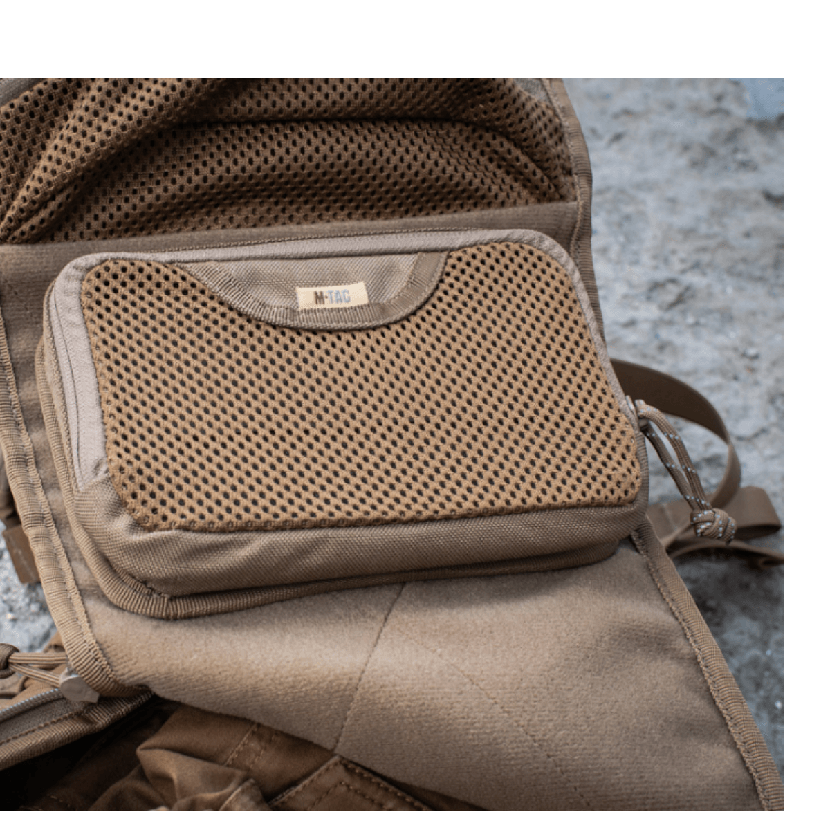 M-Tac Hook & Loop Utility Panel - modulær lynlåspanel til opbevaring i tasker med netlomme, brun farve. Størrelse 19 x 13 cm.