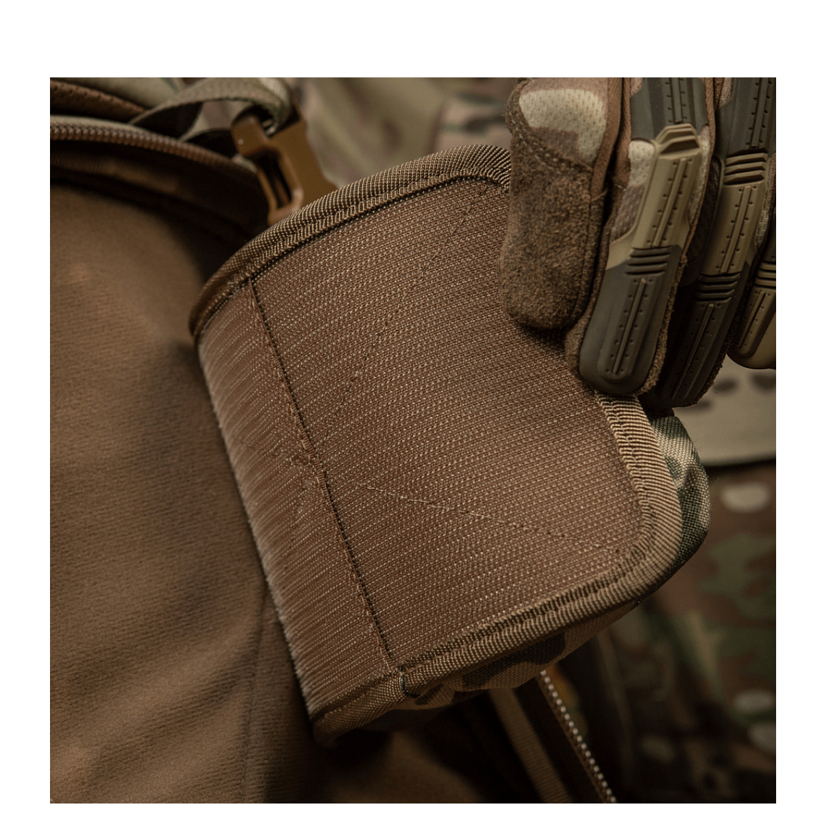 M-Tac Hook & Loop Utility Panel, modulært panel med lynlåslomme til nem organisering i rygsække, set i brug udendørs.