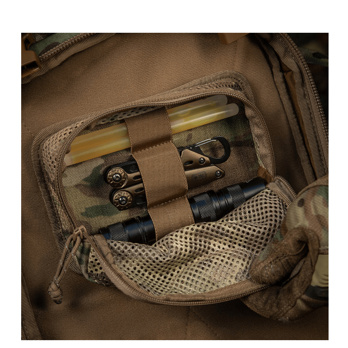 M-Tac Hook & Loop Utility Panel med lynlåslomme, der viser organiserede redskaber i en rygsæk, ideel til småting.