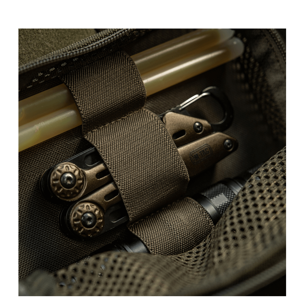 M-Tac Hook & Loop Utility Panel med lynlåslomme og organiseret indhold i taske, måler 19x13 cm, ideel til småting. Modulært design.