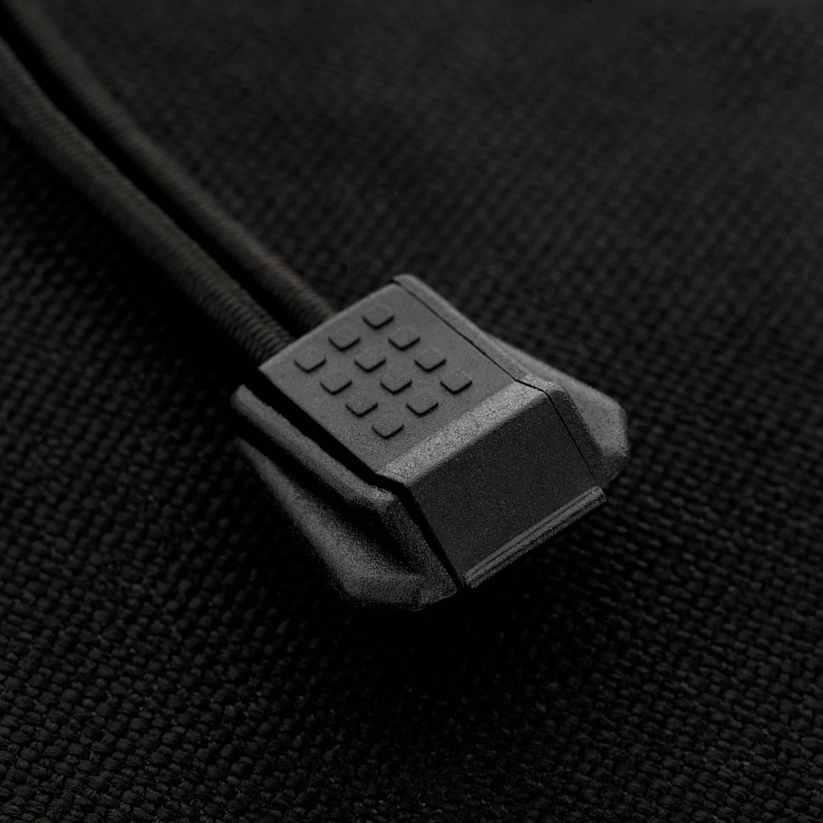 Lukket system på M-Tac Mag Drop Pouch Elite med MOLLE-fastgørelse. Sort, holdbart design til hurtig adgang og sikkerhed af magasiner.