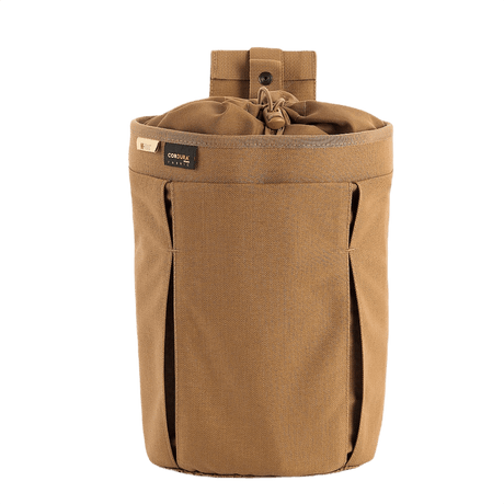 M-Tac Mag Drop Pouch Elite i bruk, designad för blind magasinbyte med MOLLE-fästen och snabbutlösningssystem
