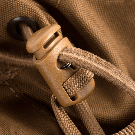 Närbild av M-Tac Mag Drop Pouch Elite stängning med snörlås och MOLLE-fäste