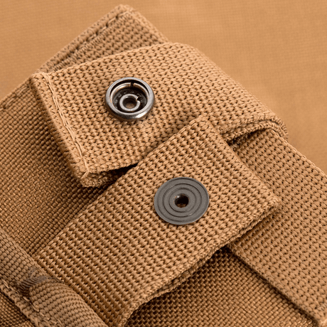 Närbild av M-Tac Mag Drop Pouch Elite med MOLLE-fästen i brun färg