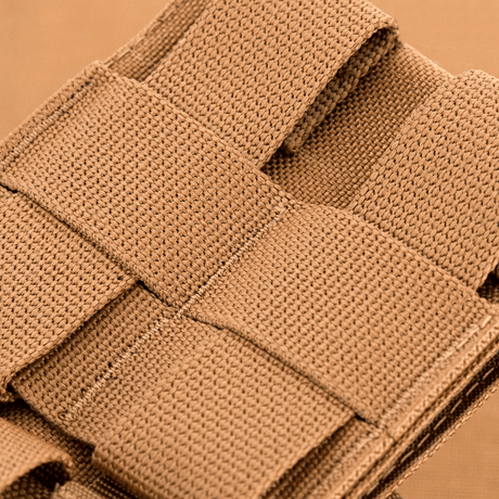 Närbild av M-Tac Mag Drop Pouch Elite med MOLLE-fästen, designad för säker blind byte av magasin