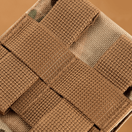 Närbild av M-Tac Mag Drop Pouch Elite med MOLLE-fästen som håller magasin och utrustning på plats