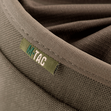 Närbild av M-Tac Mag Drop Pouch Elite med fokus på det robusta tyget och M-Tac-logotypen. Designad för säker magasinförvaring med MOLLE-fästen