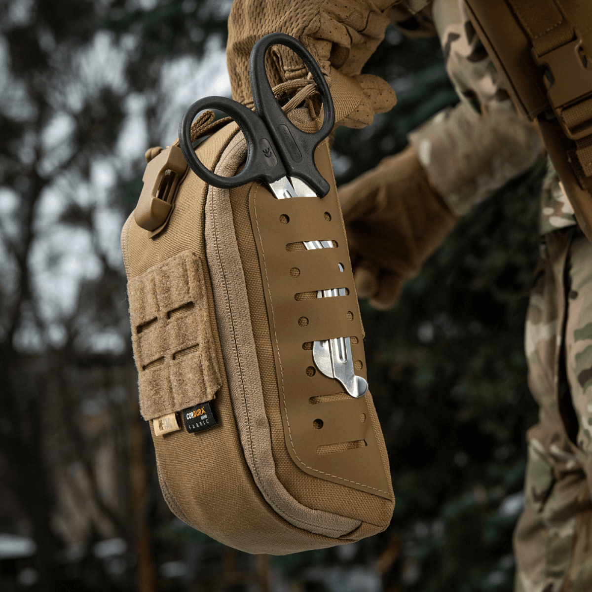 M-Tac Medical Pouch Elite Rip Off i brug, taktisk førstehjælpstaske med hurtig åbning og organiseret indhold til kritiske situationer.