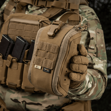M-Tac Medical Pouch Elite Rip Off i aktion, taktisk førstehjælpstaske klar til øjeblikkelig adgang i kritiske situationer.