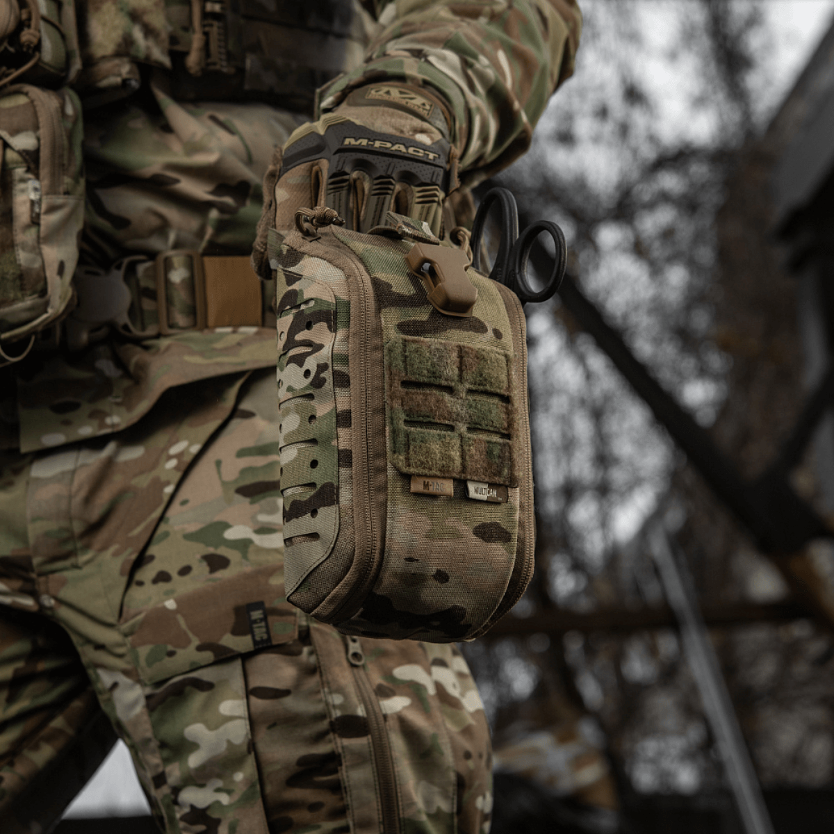 M-Tac Medical Pouch Elite Rip Off i brug af soldat i camouflageuniform, viser holdbarhed og hurtig adgang til udstyr.