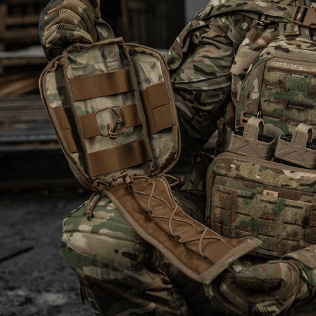 M-Tac Medical Pouch Elite Rip Off i brug af taktisk udstyr, førstehjælpstaske let tilgængelig med enkelt træk for hurtig adgang.