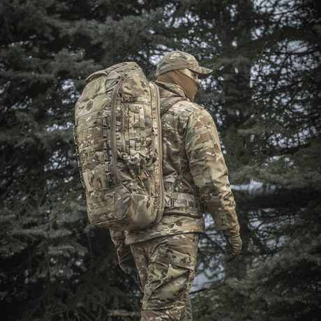 M-Tac Rygsæk Large Gen.III Elite i taktisk brug, bæret af en person i camouflageoutfit, udendørs i en skov.