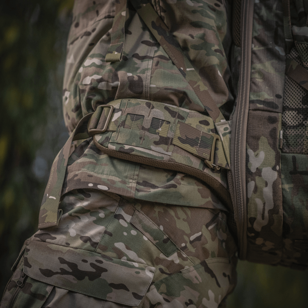 Nærbillede af M-Tac Rygsæk Large Gen.IV Elite i camouflage, der fremhæver slidstærke materialer og ergonomisk design