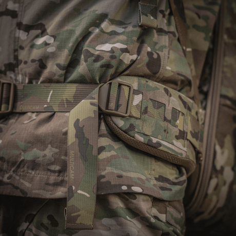 M-Tac Ryggsäck Large Gen.IV Elite i kamouflage, närbild av robusta remmar och spännen, tillverkad av Cordura-material.