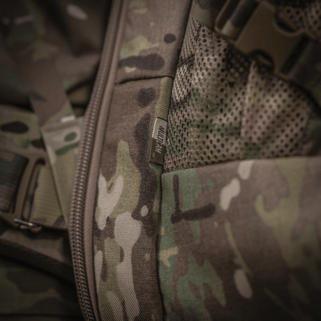 Detalj av M-Tac Ryggsäck Large Gen.IV Elite med slitstarkt Cordura-material i kamouflagedesign, idealisk för utomhusbruk.