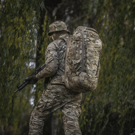 Soldat med kamouflerad M-Tac Ryggsäck Large Gen.IV Elite i skogsmiljö.