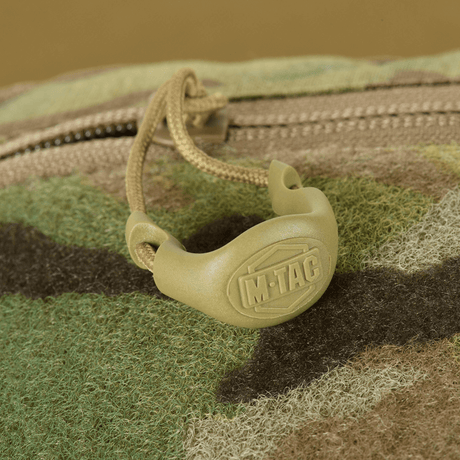 Närbild av M-Tac Bat Wing Bag Elite med kamouflageprint och robust dragkedsdetalj i slitstarkt Cordura 500 MS-material.