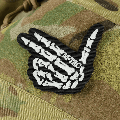 M-Tac Bat Wing Bag Elite med skelettmotiv i Cordura-material med YKK-dragkedjor och Woojin-spännen.