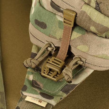 Närbild av M-Tac Bat Wing Bag Elite med kamouflage och robusta spännen. Tillverkad i slitstarkt Cordura 500 MS.