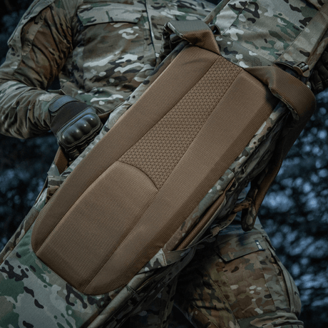 M-Tac Gun Backpack Case 125 cm Gen.II Elite i bruk med camouflageutrustning, visning av ergonomiskt vadderad ryggpanel, optimal för vapentransport