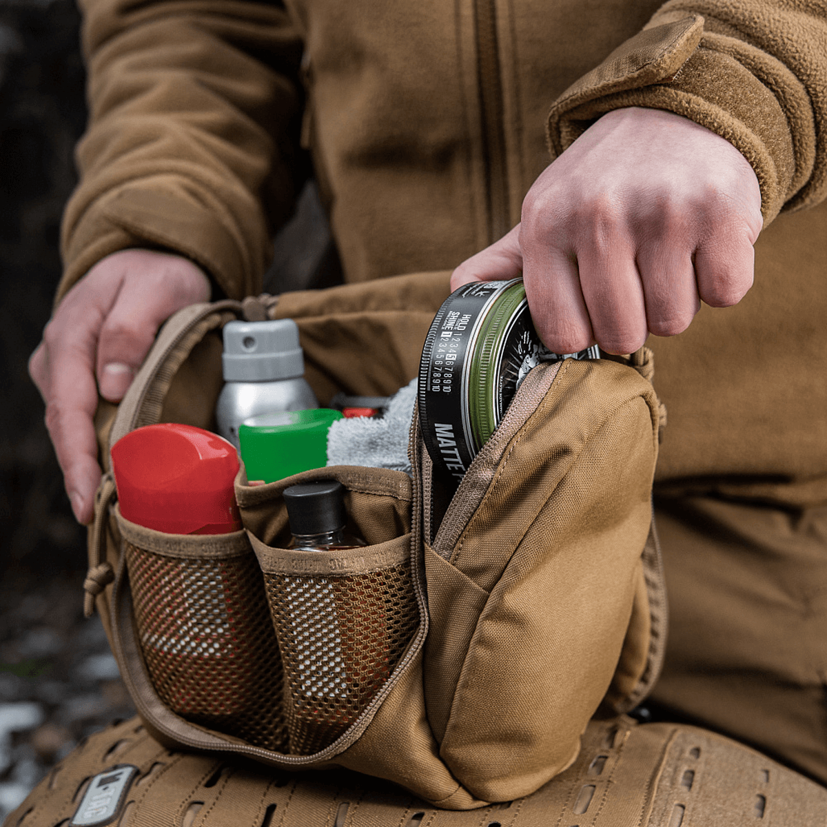 M-Tac Toilettaske Elite Gen.II med rejsetoiletartikler i brun taske. Kompakt opbevaring til hygiejneartikler og småting.