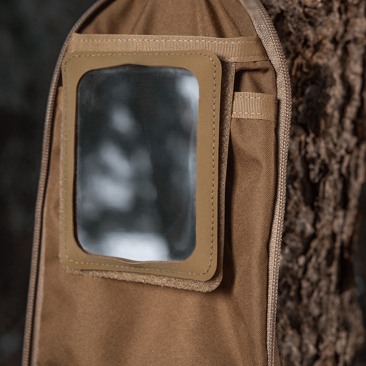 M-Tac Toilettaske Elite Gen.II i naturen med spejl, ideel til opbevaring af hygiejneartikler, kompakt og praktisk designet rejsesæt.