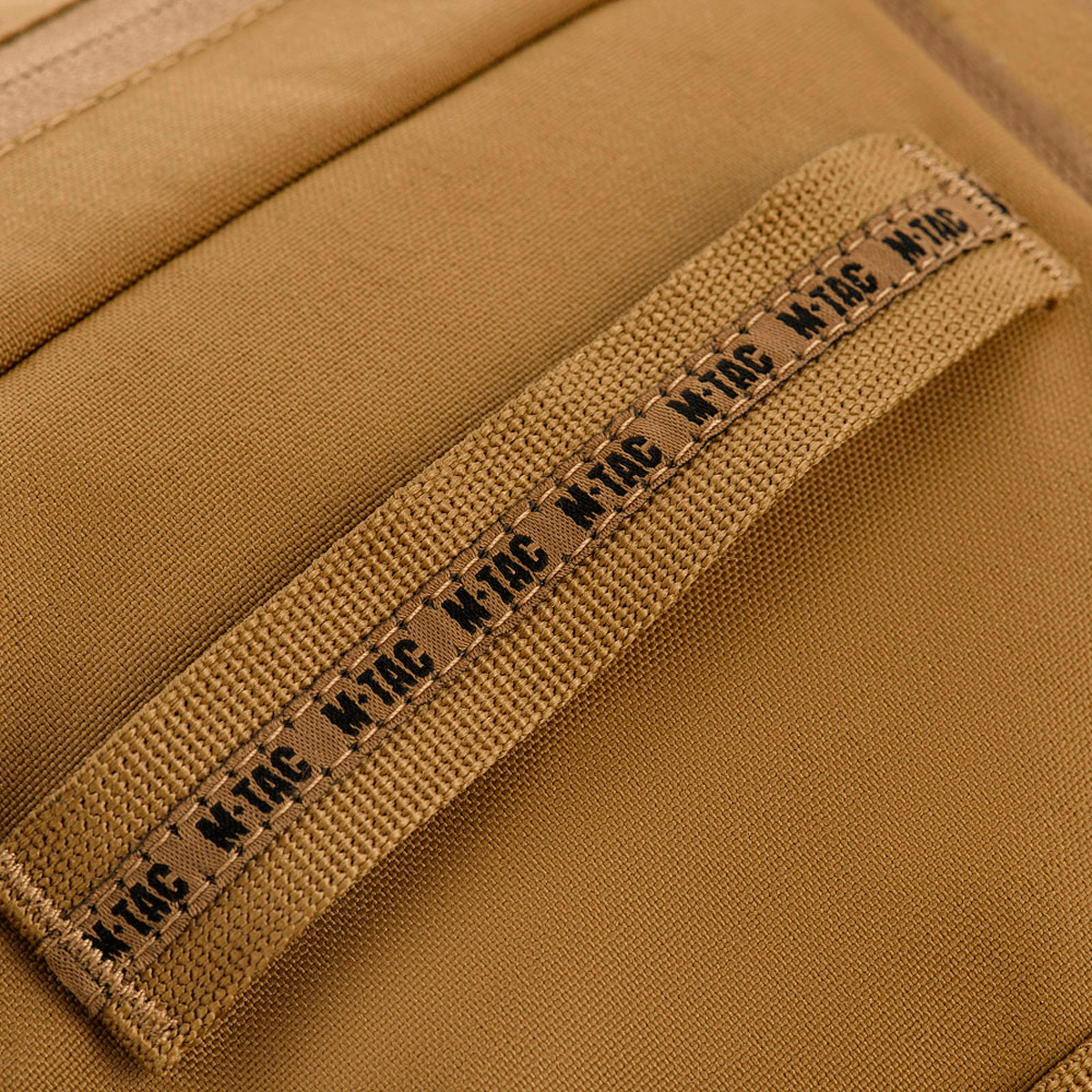 Nærbillede af M-Tac Toilettaske Elite Gen.II med fokus på robuste syninger og holdbarhed. Designet til praktisk opbevaring af toiletartikler.