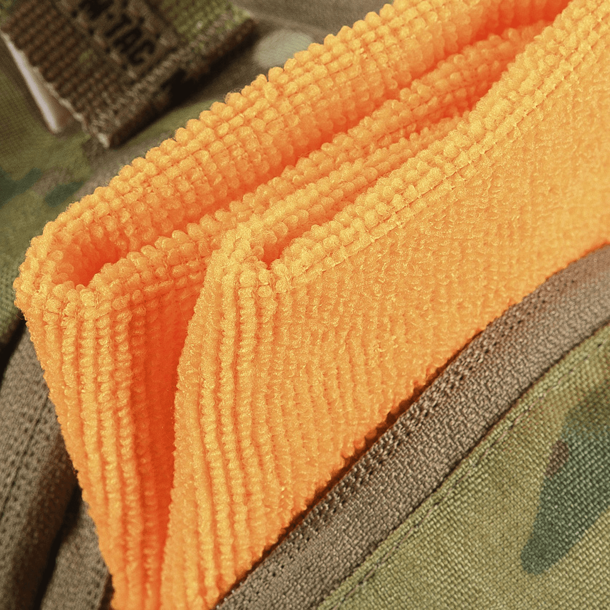 Orange klud i M-Tac Toilettaske Elite Gen.II med fokus på opbevaringsplads til hygiejneartikler og småting til rejsebrug.