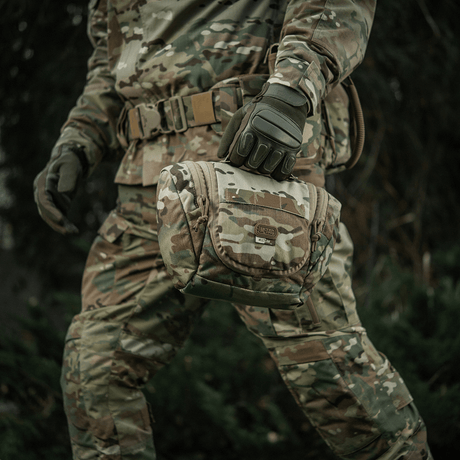 Person bærer M-Tac Toilettaske Elite Gen.II i camouflage mønster, designet til opbevaring af hygiejneartikler og småting.