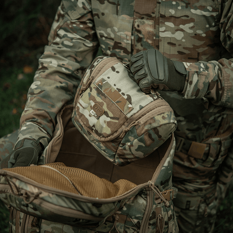 Person med M-Tac Toilettaske Elite Gen.II i camo design udendørs