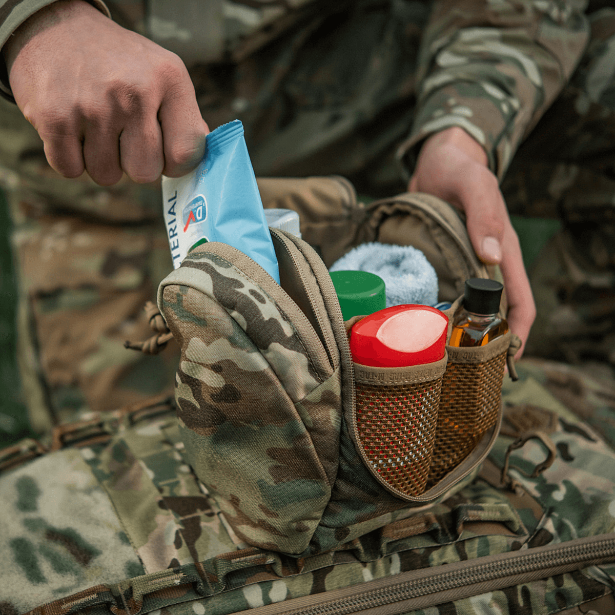 M-Tac Toilettaske Elite Gen.II i camouflage med hygiejneartikler, opbevaring af tandbørste og shampoo, praktisk og kompakt design.