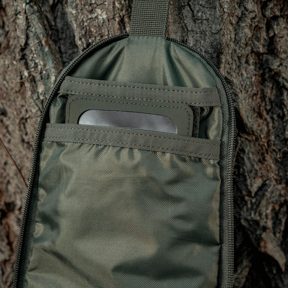 M-Tac Toilettaske Elite Gen.II med flere opbevaringsrum til hygiejneartikler, rejsetaske hængende på træ