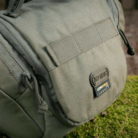 Nærbillede af M-Tac Toilettaske Elite Gen.II i militærgrøn med indarbejdet Cordura-materiale for robust holdbarhed og praktisk brug.