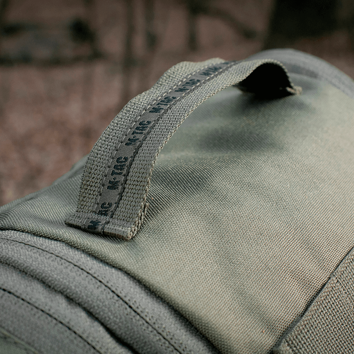 Nærbillede af M-Tac Toilettaske Elite Gen.II med solidt håndtag til praktisk opbevaring af hygiejneartikler.