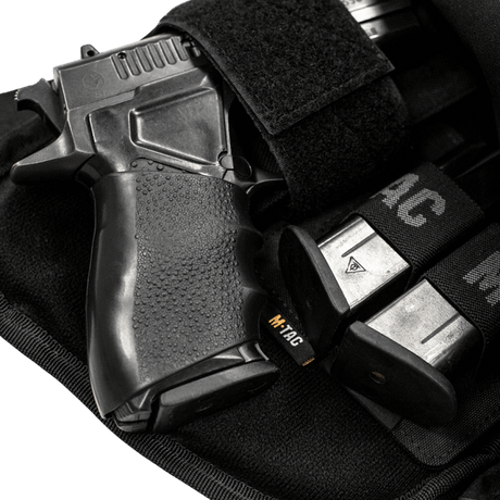 M-Tac Double Mag Pouch Hook Backed Magazine med en pistol och magasin i ett Velcro-fäst fodral.