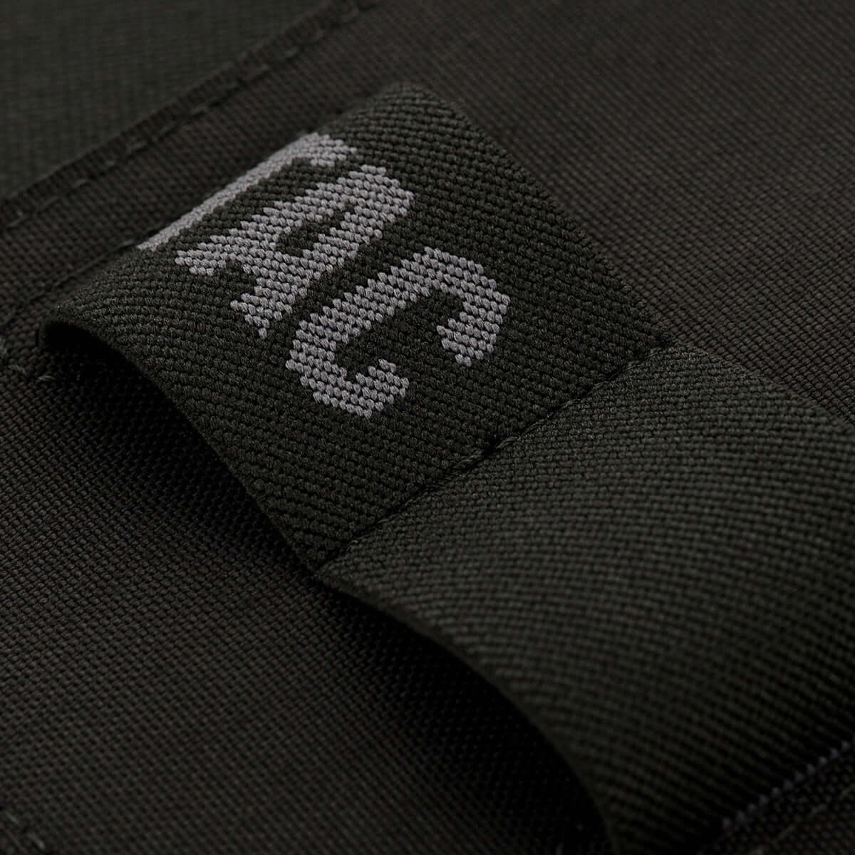 Nærbillede af M-Tac Double Mag Pouch Hook Backed Magazine med justerbar rumdeler til to magasiner eller små genstande.