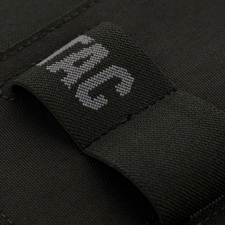 Närbild av M-Tac Double Mag Pouch Hook Backed Magazine med Velcro-fäste för förvaring av magasin eller verktyg.