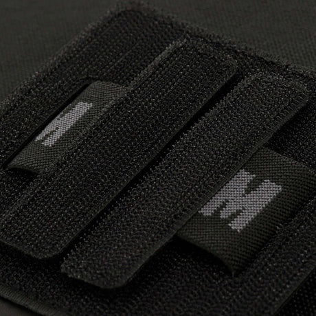 Närbild av M-Tac Double Mag Pouch Hook Backed Magazine med Velcro-stängning, idealisk för förvaring av två pistolmagasin eller liknande föremål.