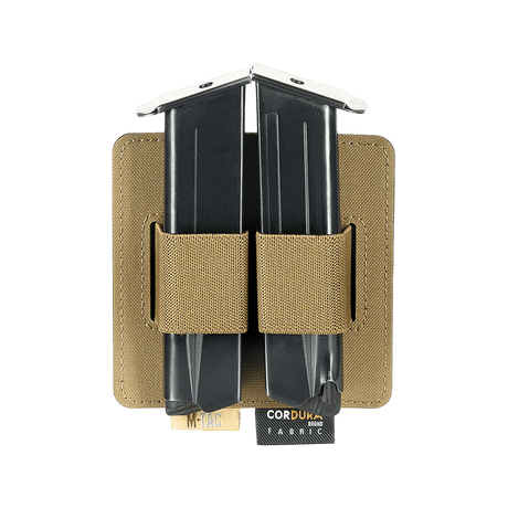 M-Tac Double Mag Pouch Hook Backed Magazine med två svarta magasin i en brun hållare med Velcro-fäste, sedd framifrån.