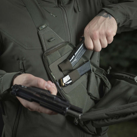 Person använder M-Tac Double Mag Pouch Hook Backed Magazine för förvaring av pistolmagasin i taktisk väska