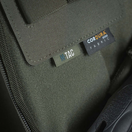 Närbild av M-Tac Double Mag Pouch Hook Backed Magazine med Velcro-fäste och Cordura-märke i grönt tyg