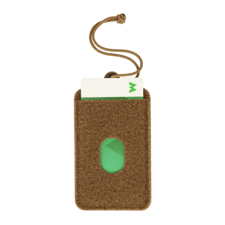 M-Tac Badge Holder – ID-kort och patch med plastbas, mjuk Velcro, metallöglor och paracord, perfekt för nyckelkort eller resekort.