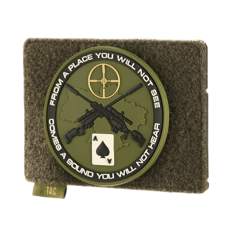 M-Tac Taktisk Morale Patch Display Board Hook og Loop Molle 120x85 med plastbas och patch fäst via MOLLE-system och Velcro.