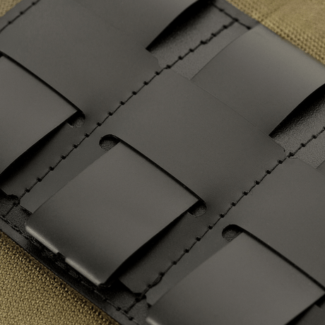 Närbild av M-Tac Taktisk Morale Patch Display Board Hook og Loop Molle 120x85 med plastbas och MOLLE-fäste för patchar.